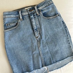 COMFY & FITTED JEAN SKIRT